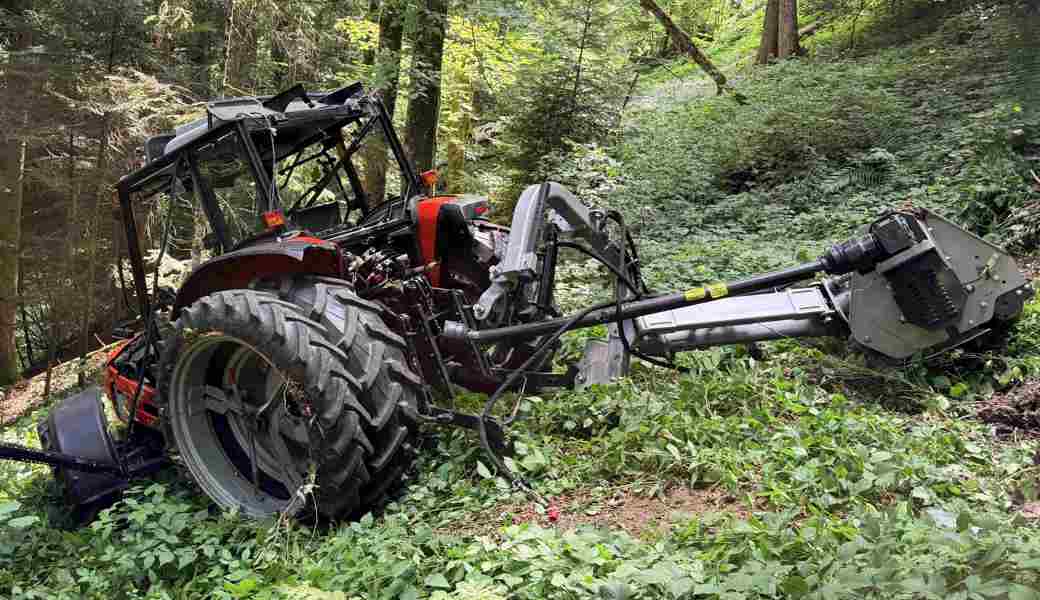 73-Jähriger stirbt bei Traktorunfall während Mulcharbeiten