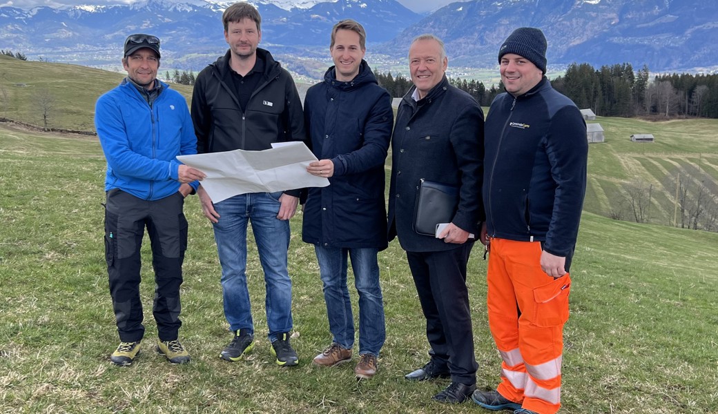 Freuen sich auf das gemeinsame Projekt: (von links) Norbert Fischbacher, Brunnenmeister Dorfkorporation Wildhaus; Andy Hug, Präsident Dorfkorporation Wildhaus; Philipp Grüninger, Preisig AG Buchs; Fredy Schöb, Gemeindepräsident Gams; Urs Kramer, Brunnenmeister in Gams. 