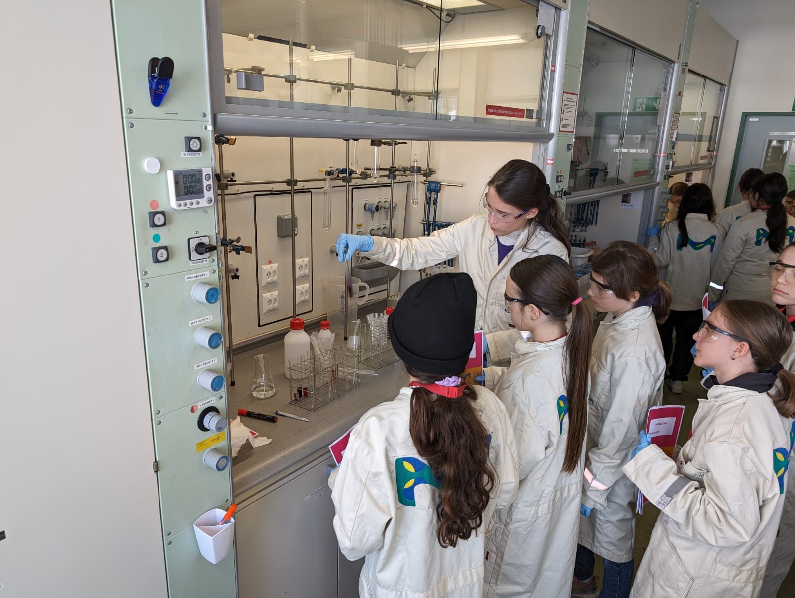 Interessante Einblicke in eine vielseitige Arbeitswelt: Experiment in einem Labor der Firma Merck.