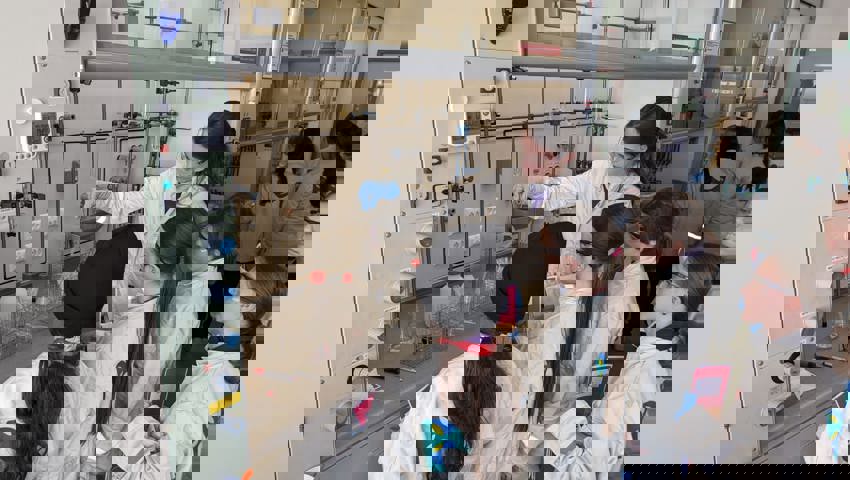 Interessante Einblicke in eine vielseitige Arbeitswelt: Experiment in einem Labor der Firma Merck.