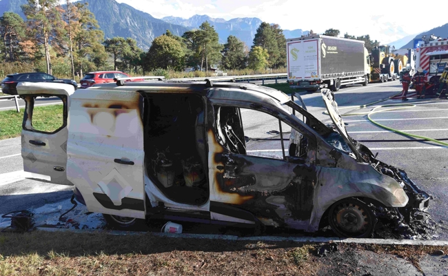 Auto auf der Autobahn komplett ausgebrannt