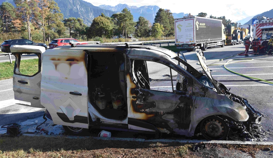 Auto auf der Autobahn komplett ausgebrannt