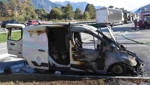 Auto auf der Autobahn komplett ausgebrannt
