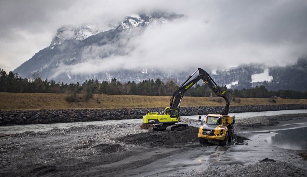 2018 standen am Ellhorn Baumaschinen für die Sanierung der dortigen Schwelle im Rhein. Werden welche nun Fundamente für ein Kraftwerk ausheben?
