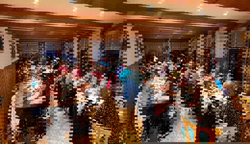  Die Frauen genossen das gemeinsame Essen. 