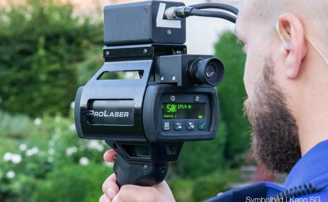 Ausweisentzug für 44-jährigen Mann, der mit 87 km/h durch Wildhaus fuhr