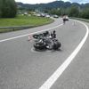 45-Jähriger Töfffahrer prallt gegen Leitplanke – Motorrad fährt unkontrolliert weiter