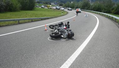 45-Jähriger Töfffahrer prallt gegen Leitplanke – Motorrad fährt unkontrolliert weiter
