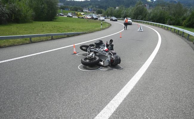 45-Jähriger Töfffahrer prallt gegen Leitplanke – Motorrad fährt unkontrolliert weiter