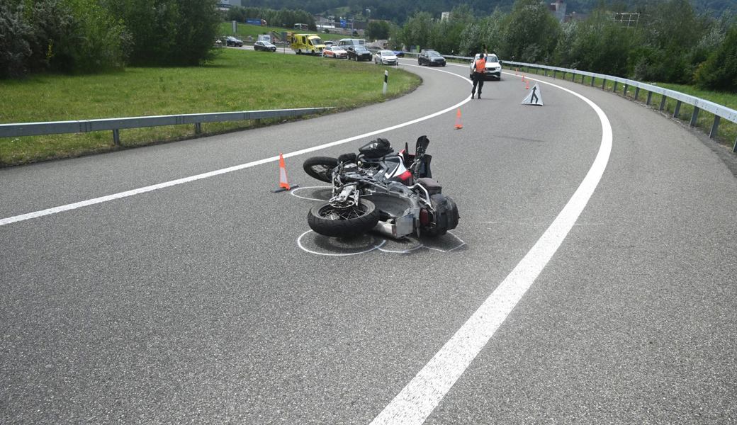 Das Motorrad fuhr nach dem Unfall ohne Fahrer unkontrolliert der Leitplanke entlang.