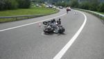 45-Jähriger Töfffahrer prallt gegen Leitplanke – Motorrad fährt unkontrolliert weiter