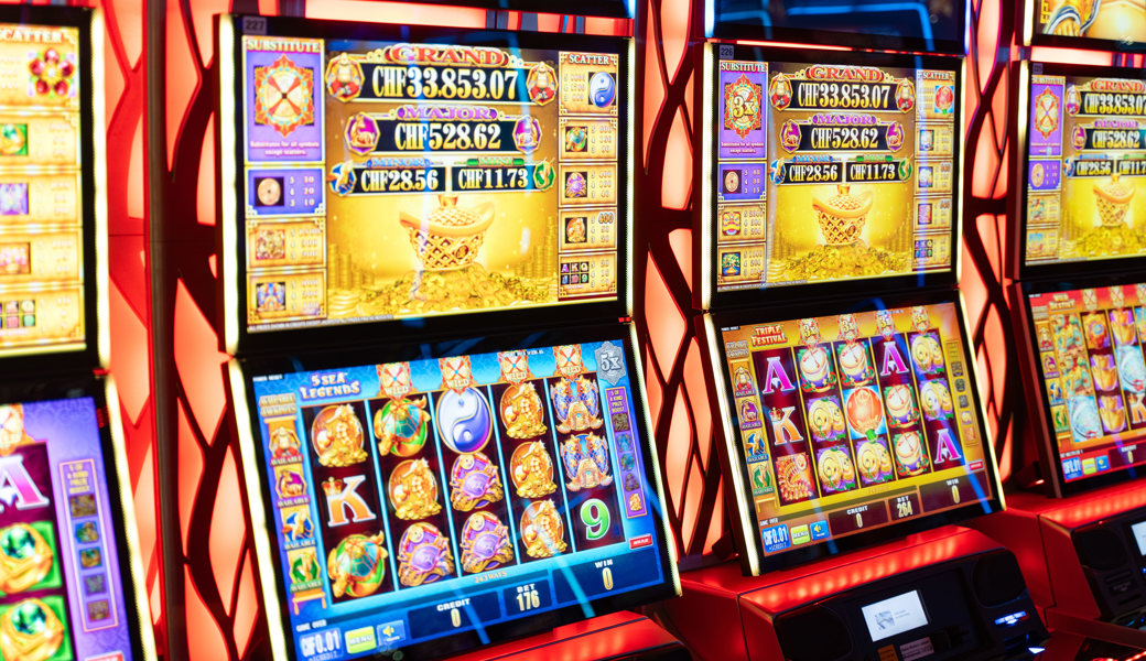 Bei Störungsbehebungen von Slotmaschinen griff ein Casinomitarbeiter zu.