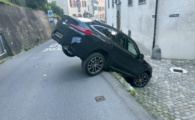Auto fällt über Stützmauer