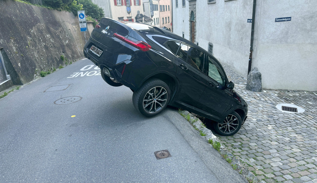 Auto fällt über Stützmauer