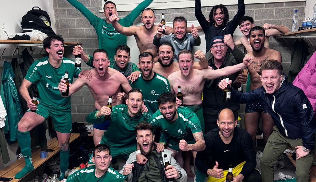 Grenzenloser Jubel: Die Spieler in Feierlaune in der Kabine.