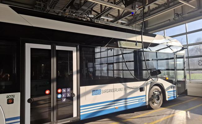 Einige der blauen Busse  werden elektrisch