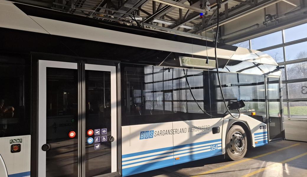 Einige der blauen Busse  werden elektrisch