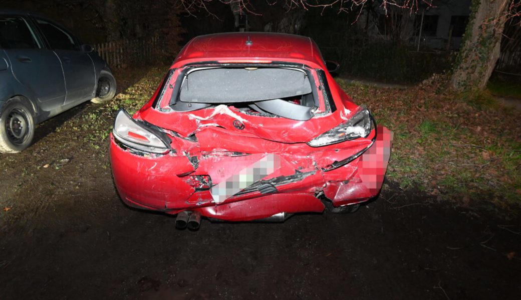  Der 30-Jähirge Fahrer entfernte sich von der Unfallstelle, ohne sich um die Schadenregelung zu kümmern.