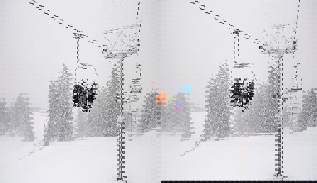  In den nächsten Tagen schneit es heftig. Ab 1200 Meter über Meer können bis zu 90 Zentimeter Schnee fallen. 