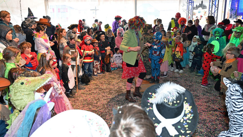  Bunte Figuren und Masken trafen sich beim Kindermaskenball.