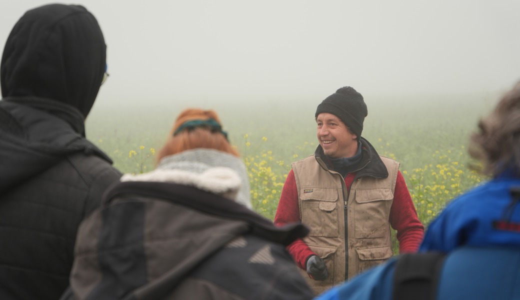 Bevor die Teilnehmenden selbst Sträucher schneiden, erklärt Ananda Hüppi wie’s geht. 