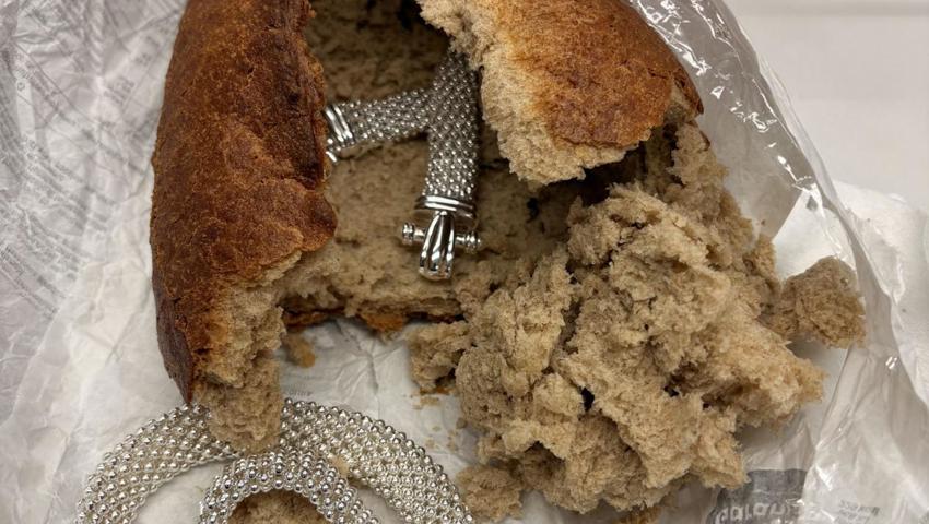 Ein Teil des Schmucks war in ein Brot versteckt.