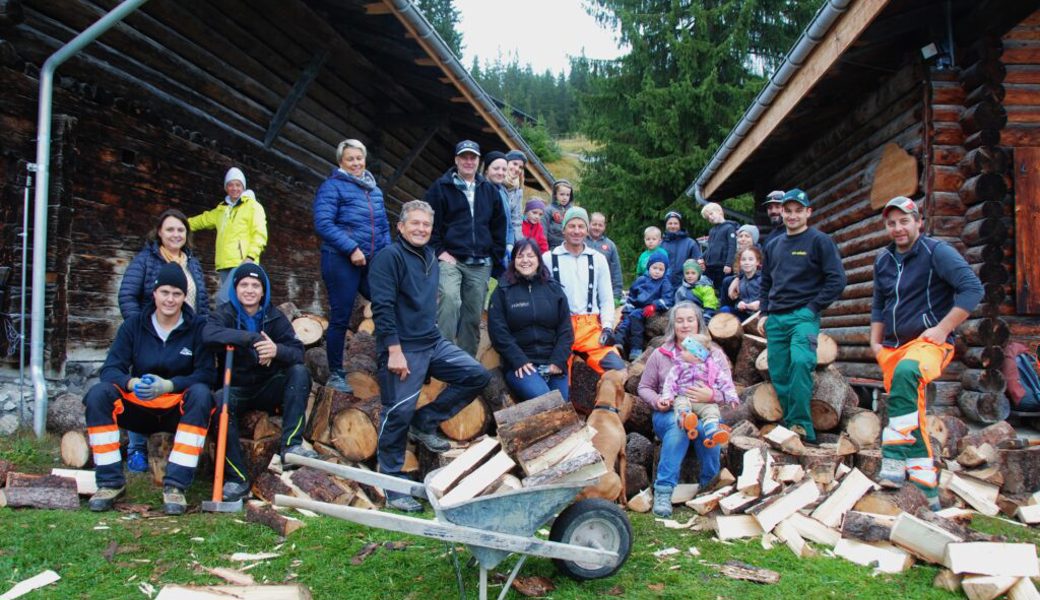  Die Clubmitglieder des Skiclubs Gams halfen beim Holzen. 
