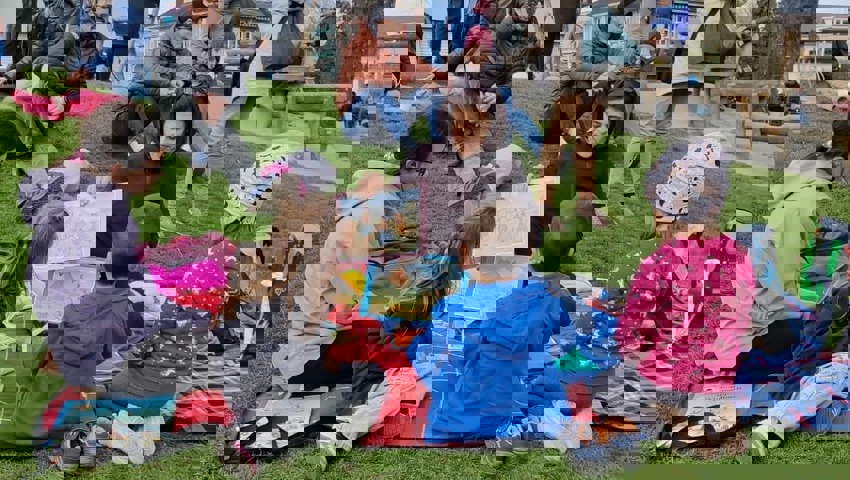 Ruhige Minuten zwischendurch: Geschichtenerzählerin Manuela Muru zieht die Kinder mit spannenden Geschichten auf Deutsch und Italienisch in ihren Bann. 