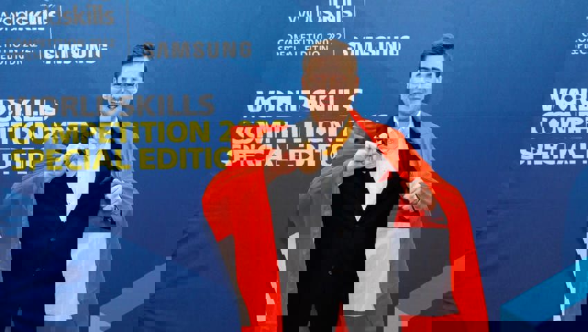  27. November: Der Landmaschinenmechaniker Pascal Hofstetter aus Wildhaus gewinnt an den WorldSkills in Salzburg die Bronzemedaille für das Schweizer Team. 