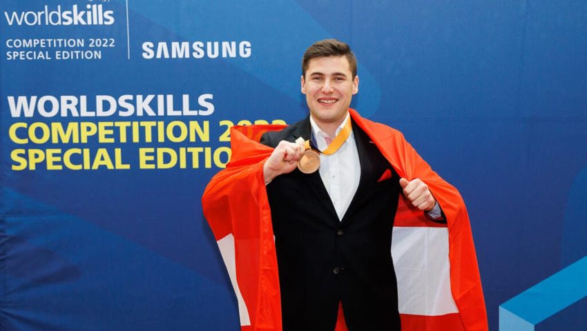 27. November: Der Landmaschinenmechaniker Pascal Hofstetter aus Wildhaus gewinnt an den WorldSkills in Salzburg die Bronzemedaille für das Schweizer Team. 27. November: Der Landmaschinenmechaniker Pascal Hofstetter aus Wildhaus gewinnt an den WorldSkills in Salzburg die Bronzemedaille für das Schweizer Team.