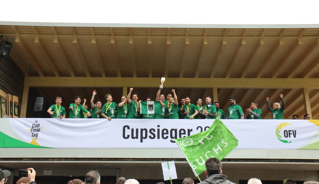 Pokalübergabe auf dem Balkon: Der FC Buchs feierte den Cupsieg wie die grossen Vereine in der Champions League.