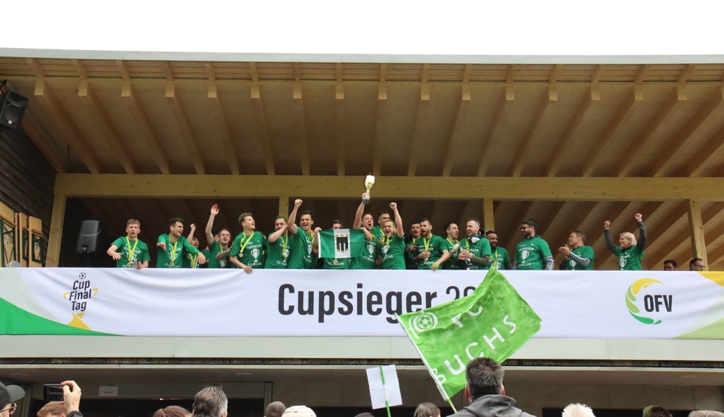 Pokalübergabe auf dem Balkon: Der FC Buchs feierte den Cupsieg wie die grossen Vereine in der Champions League.