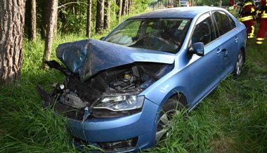 Betrunkener löst eine Kollision mit frei Fahrzeugen und einem Verletzten aus