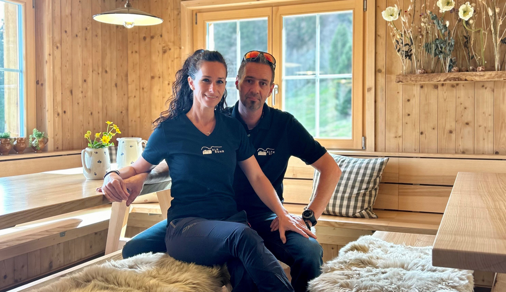 Modern rustikal: Sandra und Christian Gebs fühlen sich in der vor wenigen Jahren renovierten Bergwirtschaft Alp Rohr wohl.