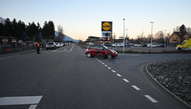 Abbiegendes Auto übersehen: 61-jähriger Mofafahrer verletzt sich bei Unfall