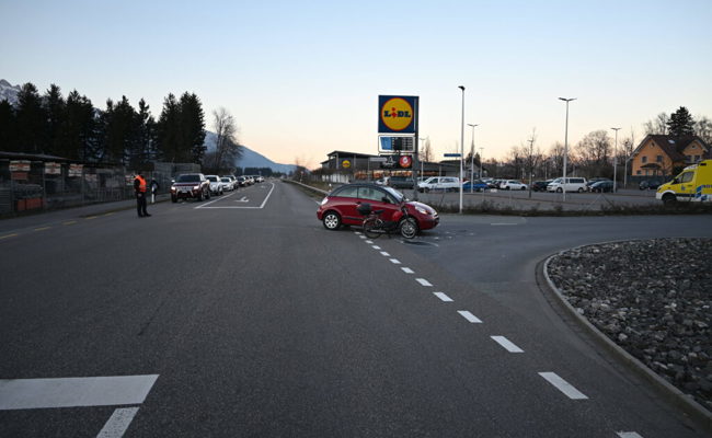 Abbiegendes Auto übersehen: 61-jähriger Mofafahrer verletzt sich bei Unfall