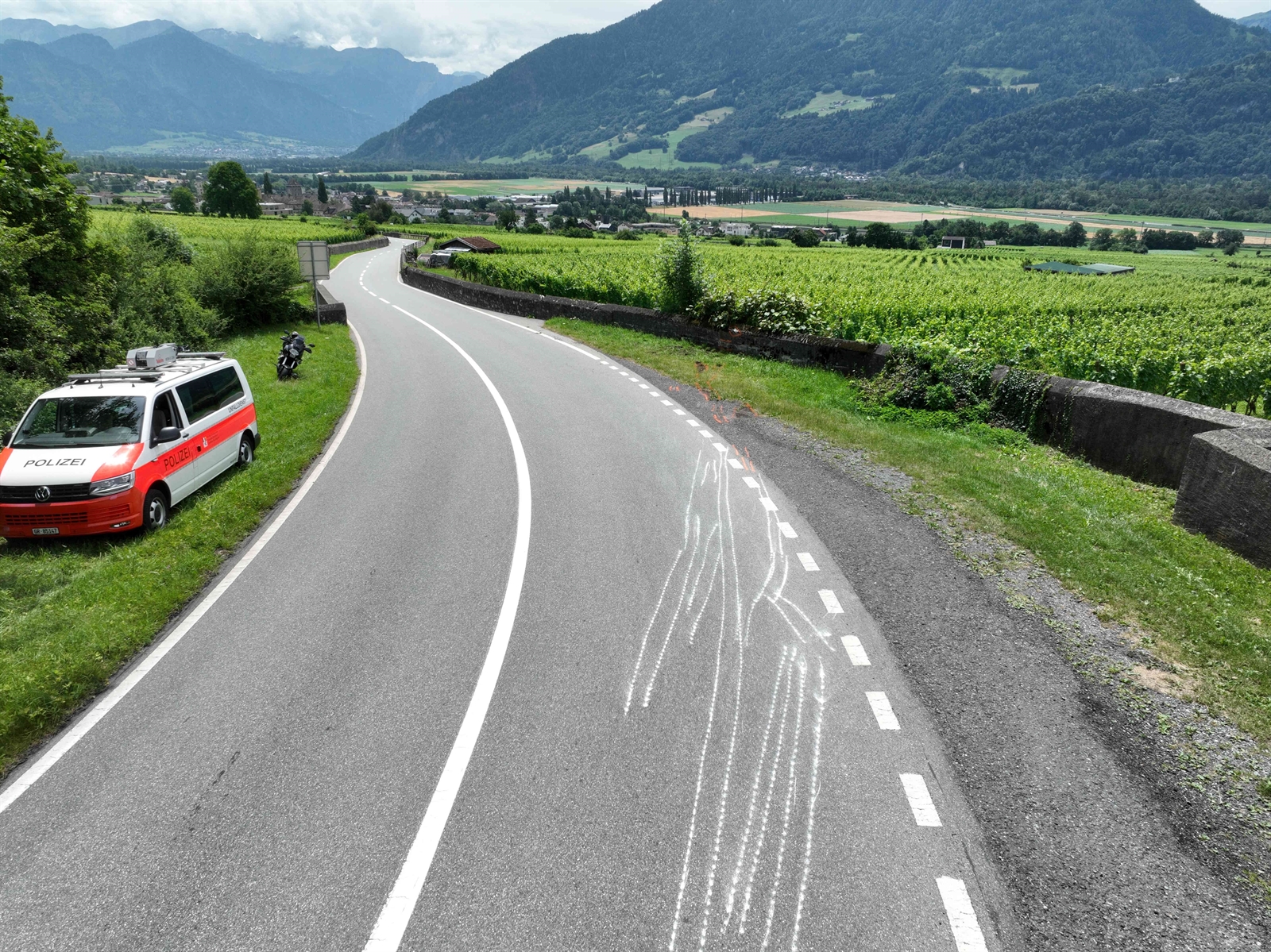 Töfffahrer stürzt und schlittert in Rebberg-Mauer