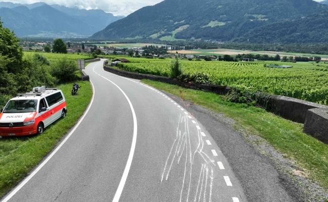 Töfffahrer stürzt und schlittert in Rebberg-Mauer