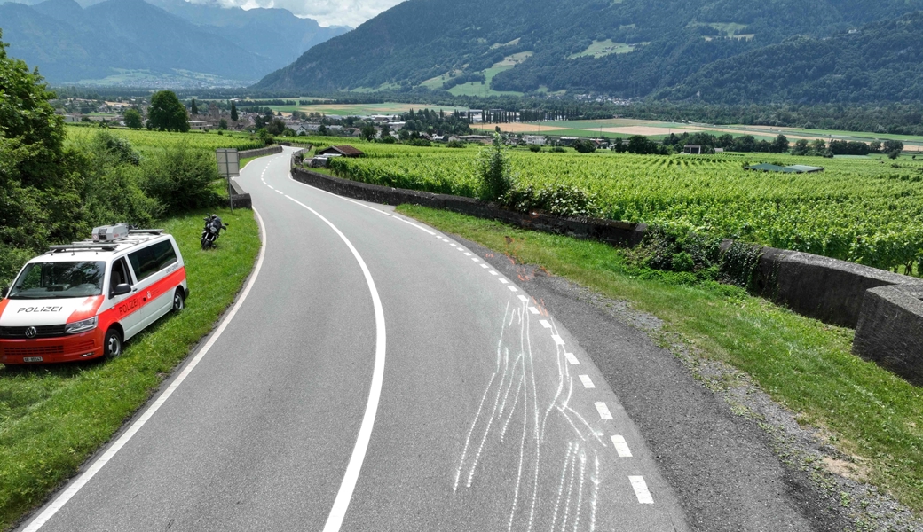 In dieser leichten Kurve von der Luzisteig nach Maienfeld hinab kam der Töfffahrer von der Strasse ab.