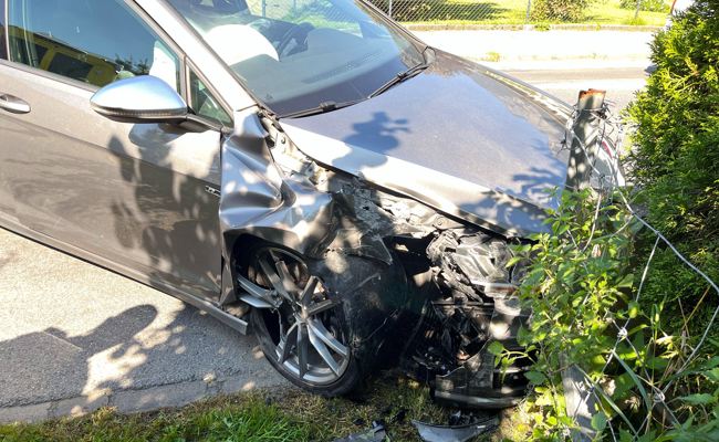 Von Kind abgelenkt: Autofahrerin prallt in Mauer