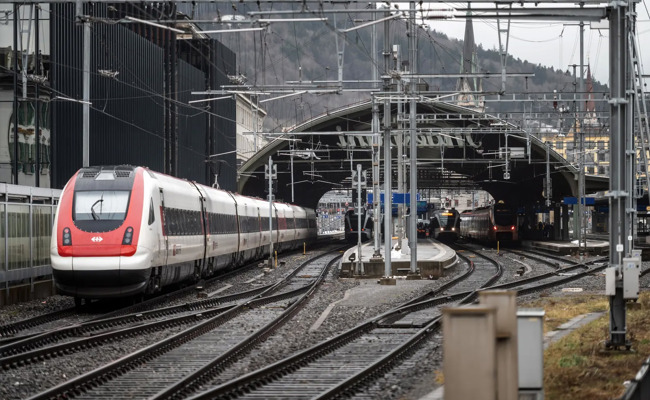 Bundesrat Rösti lässt Ausbaupläne für Schiene und Strasse überarbeiten: Was das für die Ostschweiz bedeutet