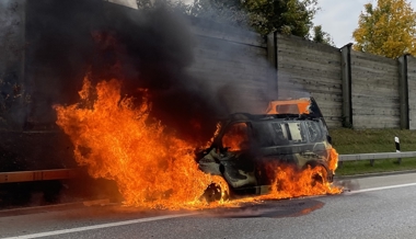 Brennendes Fahrzeugt legt Fahrspur auf A13 kurzeitig lahm