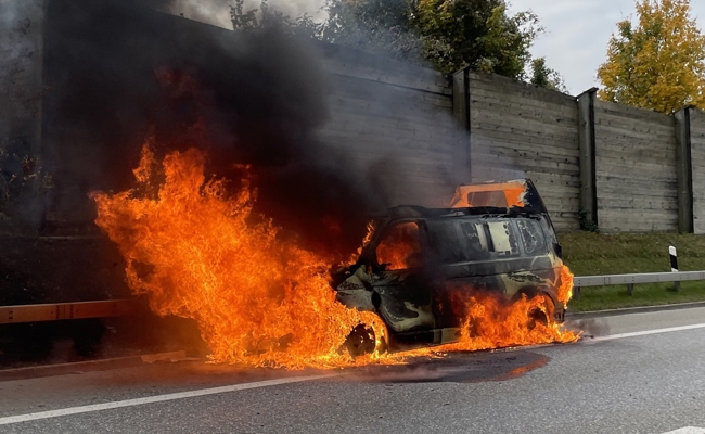 Brennendes Fahrzeugt legt Fahrspur auf A13 kurzeitig lahm