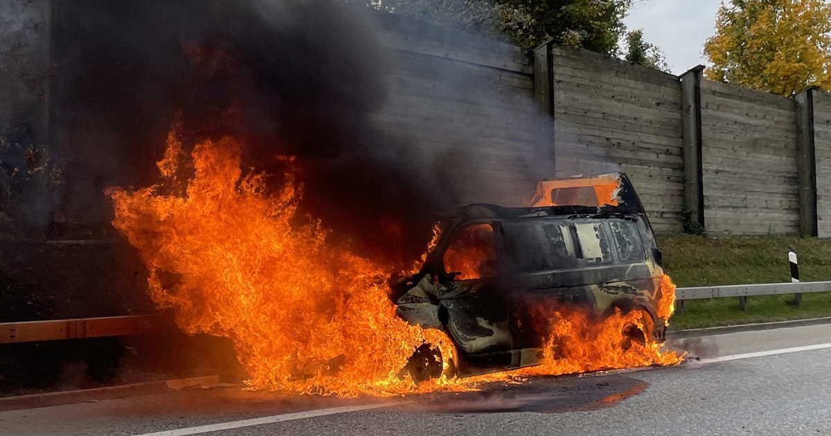 Burning vehicle briefly closes lane on the A13