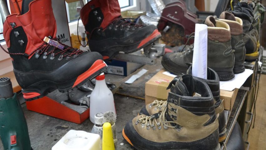 Reparierte Schuhe mit neuen Sohlen und Nähten stehen zum Versand bereit.<br /> Reparierte Schuhe mit neuen Sohlen und Nähten stehen zum Versand bereit.<br />