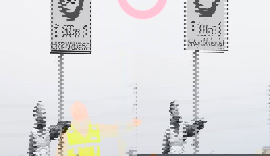  Tagsüber werden die Warnschilder vom Wildhüter oder der Polizei bis zur Abenddämmerung wieder weggedreht. 