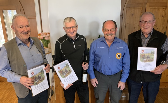 Urkunde und Wein für die neuen Ehrenveteranen