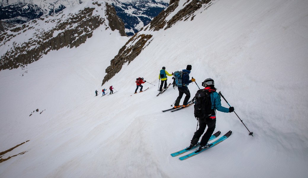 Ja, man kann vom Säntis mit Skiern hinunterfahren wie hier im März 2021, aber nur auf eigene Verantwortung – und schon gar nicht mit dem Schlitten. Auch das wollten schon manche.