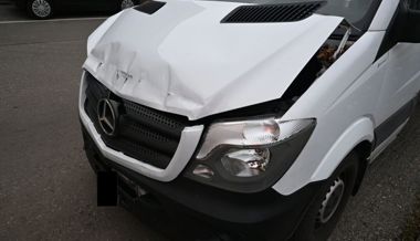 Auffahrunfall zwischen Sattelschlepper und Lieferwagen