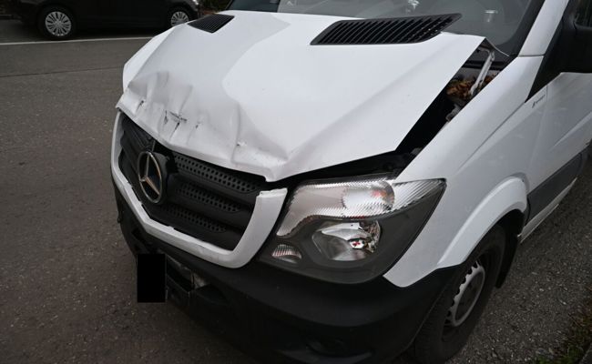 Auffahrunfall zwischen Sattelschlepper und Lieferwagen